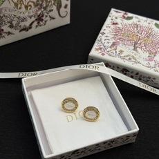 Dior新品上市徽标耳钉✨Dior新品徽标耳钉,圆形设计,中央是经典 Dior新品上市徽标耳钉✨Dior新品徽标耳钉,圆形设计,中央是经典