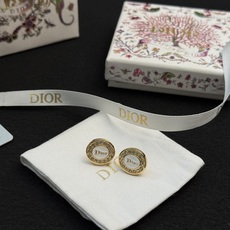 Dior新品上市徽标耳钉✨Dior新品徽标耳钉,圆形设计,中央是经典 Dior新品上市徽标耳钉✨Dior新品徽标耳钉,圆形设计,中央是经典