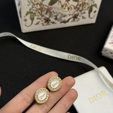 Dior新品上市徽标耳钉✨Dior新品徽标耳钉,圆形设计,中央是经典 Dior新品上市徽标耳钉✨Dior新品徽标耳钉,圆形设计,中央是经典