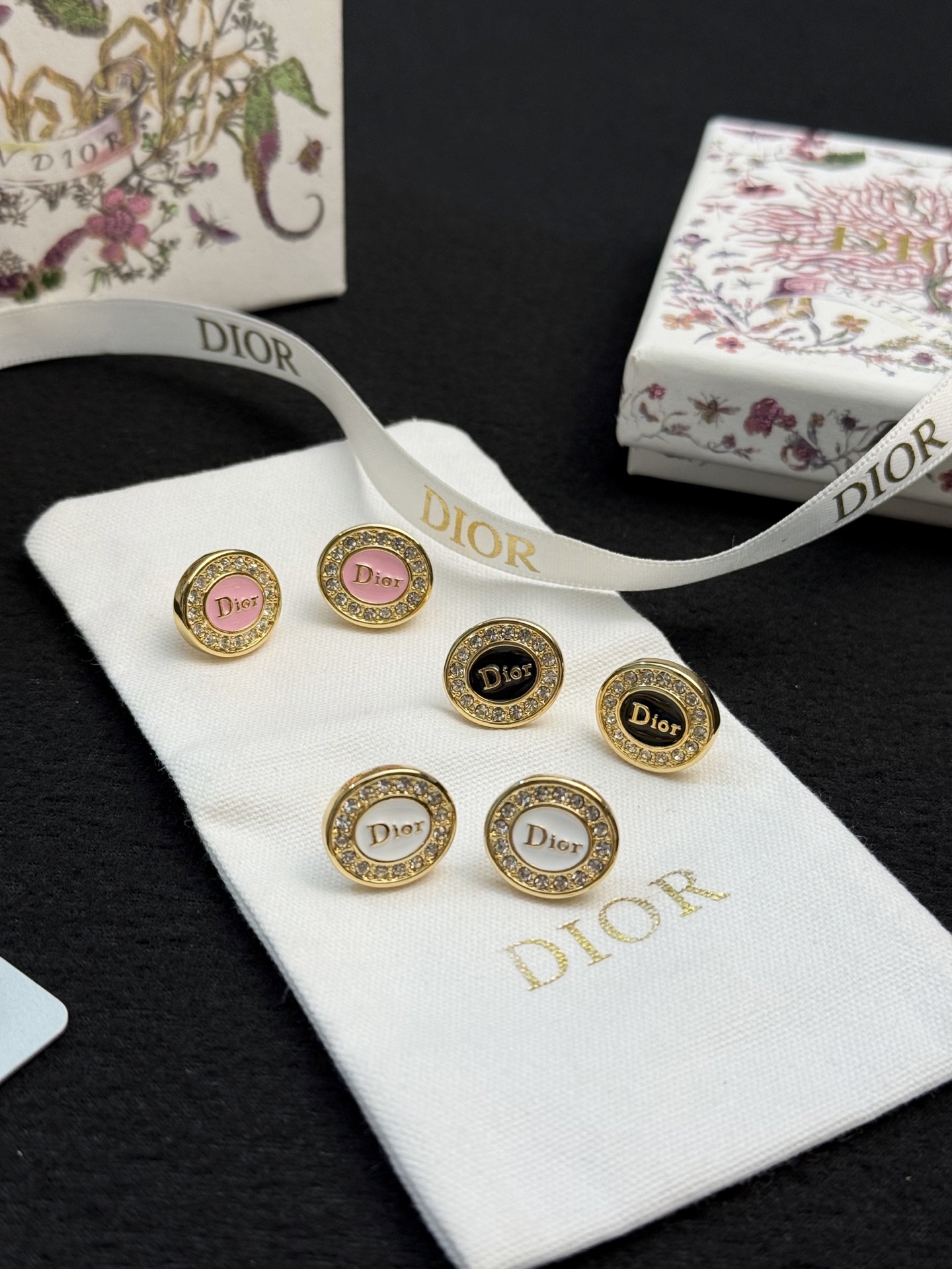 Dior新品上市徽标耳钉✨Dior新品徽标耳钉，圆形设计，中央是经典