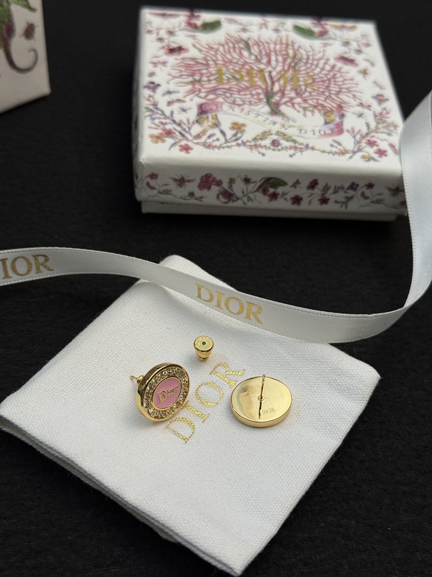 Dior新品上市徽标耳钉✨Dior新品徽标耳钉，圆形设计，中央是经典