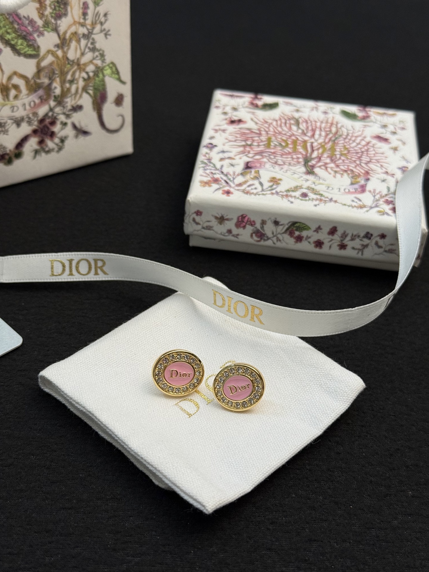 Dior新品上市徽标耳钉✨Dior新品徽标耳钉，圆形设计，中央是经典