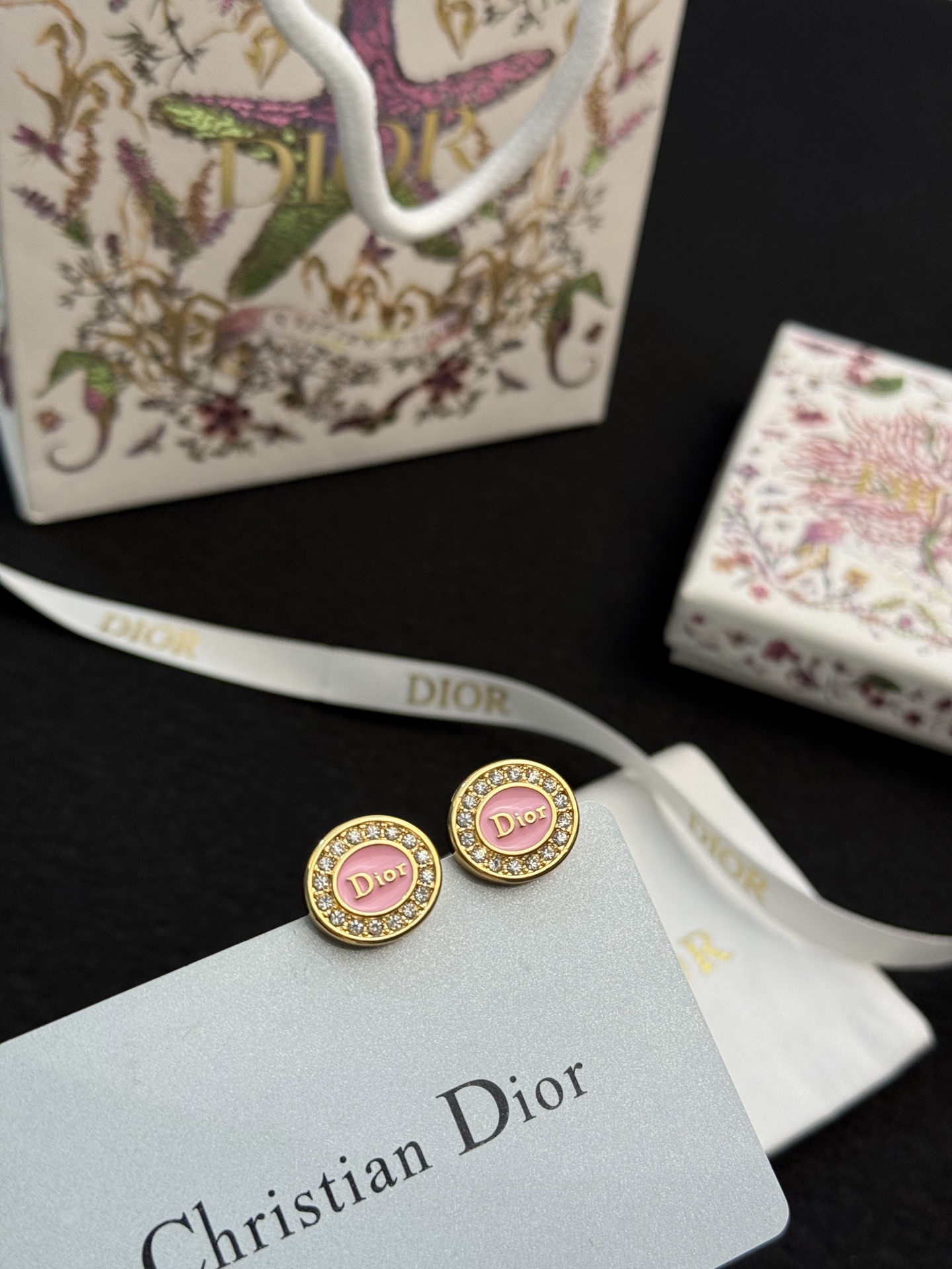 Dior新品上市徽标耳钉✨Dior新品徽标耳钉，圆形设计，中央是经典