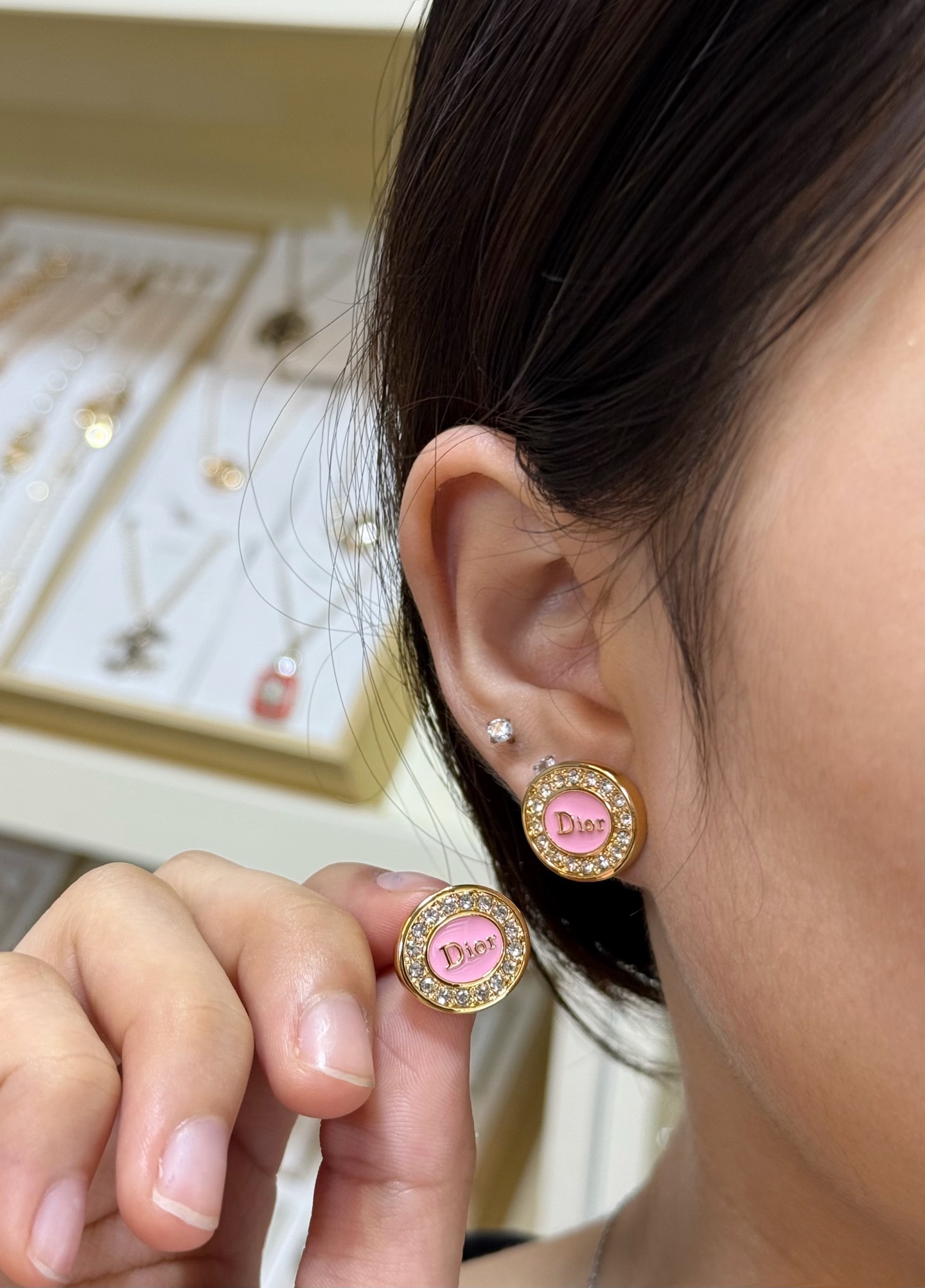 Dior新品上市徽标耳钉✨Dior新品徽标耳钉，圆形设计，中央是经典"Dior"标志，周围镶嵌仿水晶，精