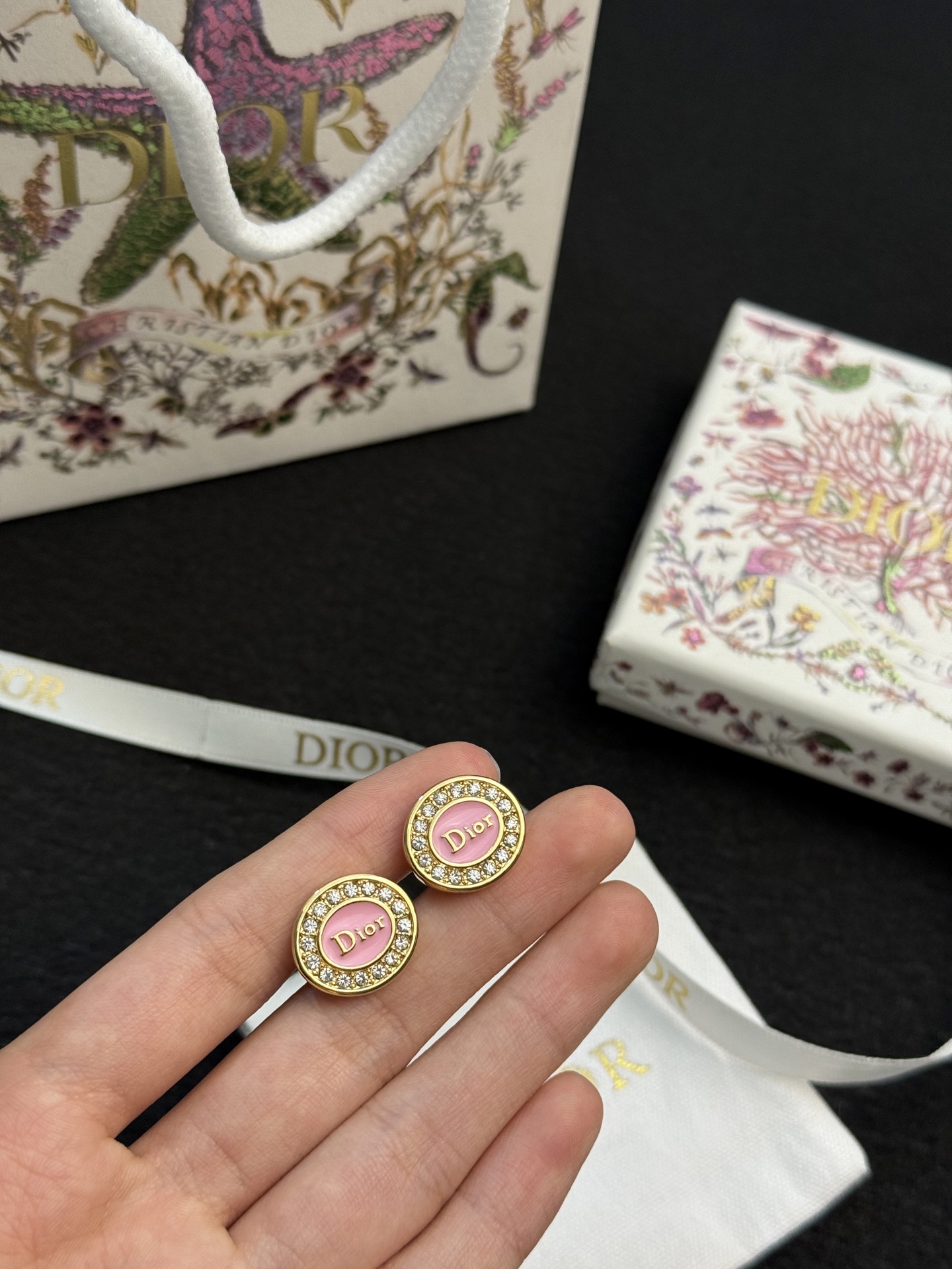 Dior新品上市徽标耳钉✨Dior新品徽标耳钉，圆形设计，中央是经典