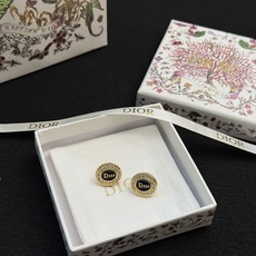 Dior新品上市徽标耳钉✨Dior新品徽标耳钉,圆形设计,中央是经典 Dior新品上市徽标耳钉✨Dior新品徽标耳钉,圆形设计,中央是经典