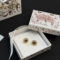 Dior新品上市徽标耳钉✨Dior新品徽标耳钉,圆形设计,中央是经典 Dior新品上市徽标耳钉✨Dior新品徽标耳钉,圆形设计,中央是经典