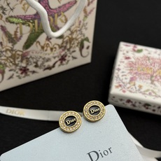 Dior新品上市徽标耳钉✨Dior新品徽标耳钉,圆形设计,中央是经典 Dior新品上市徽标耳钉✨Dior新品徽标耳钉,圆形设计,中央是经典