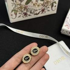 Dior新品上市徽标耳钉✨Dior新品徽标耳钉,圆形设计,中央是经典 Dior新品上市徽标耳钉✨Dior新品徽标耳钉,圆形设计,中央是经典