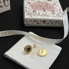 Dior新品上市徽标耳钉✨Dior新品徽标耳钉,圆形设计,中央是经典 Dior新品上市徽标耳钉✨Dior新品徽标耳钉,圆形设计,中央是经典