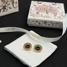 Dior新品上市徽标耳钉✨Dior新品徽标耳钉,圆形设计,中央是经典 Dior新品上市徽标耳钉✨Dior新品徽标耳钉,圆形设计,中央是经典