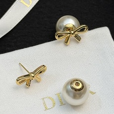 Dior珍珠蝴蝶结耳钉✨Dior珍珠蝴蝶结耳钉,经典设计,圆润珍珠搭配金色蝴蝶结,优雅又精致。蝴蝶结刻有 Dior珍珠蝴蝶结耳钉✨Dior珍珠蝴蝶结耳钉,经典设计,圆润珍珠搭配金色蝴蝶结,优雅又精致。蝴蝶结刻有