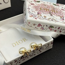 Dior珍珠蝴蝶结耳钉✨Dior珍珠蝴蝶结耳钉,经典设计,圆润珍珠搭配金色蝴蝶结,优雅又精致。蝴蝶结刻有 Dior珍珠蝴蝶结耳钉✨Dior珍珠蝴蝶结耳钉,经典设计,圆润珍珠搭配金色蝴蝶结,优雅又精致。蝴蝶结刻有