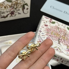 Dior珍珠蝴蝶结耳钉✨Dior珍珠蝴蝶结耳钉,经典设计,圆润珍珠搭配金色蝴蝶结,优雅又精致。蝴蝶结刻有 Dior珍珠蝴蝶结耳钉✨Dior珍珠蝴蝶结耳钉,经典设计,圆润珍珠搭配金色蝴蝶结,优雅又精致。蝴蝶结刻有