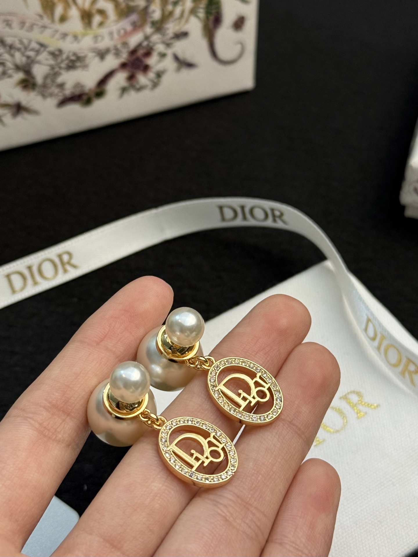 Dior复古珍珠耳钉✨Dior这款复古珍珠耳钉,经典CD字母+椭圆镶钻设计,优雅又时髦!金属镀金+仿珍珠 Dior复古珍珠耳钉✨Dior这款复古珍珠耳钉,经典CD字母+椭圆镶钻设计,优雅又时髦!金属镀金+仿珍珠