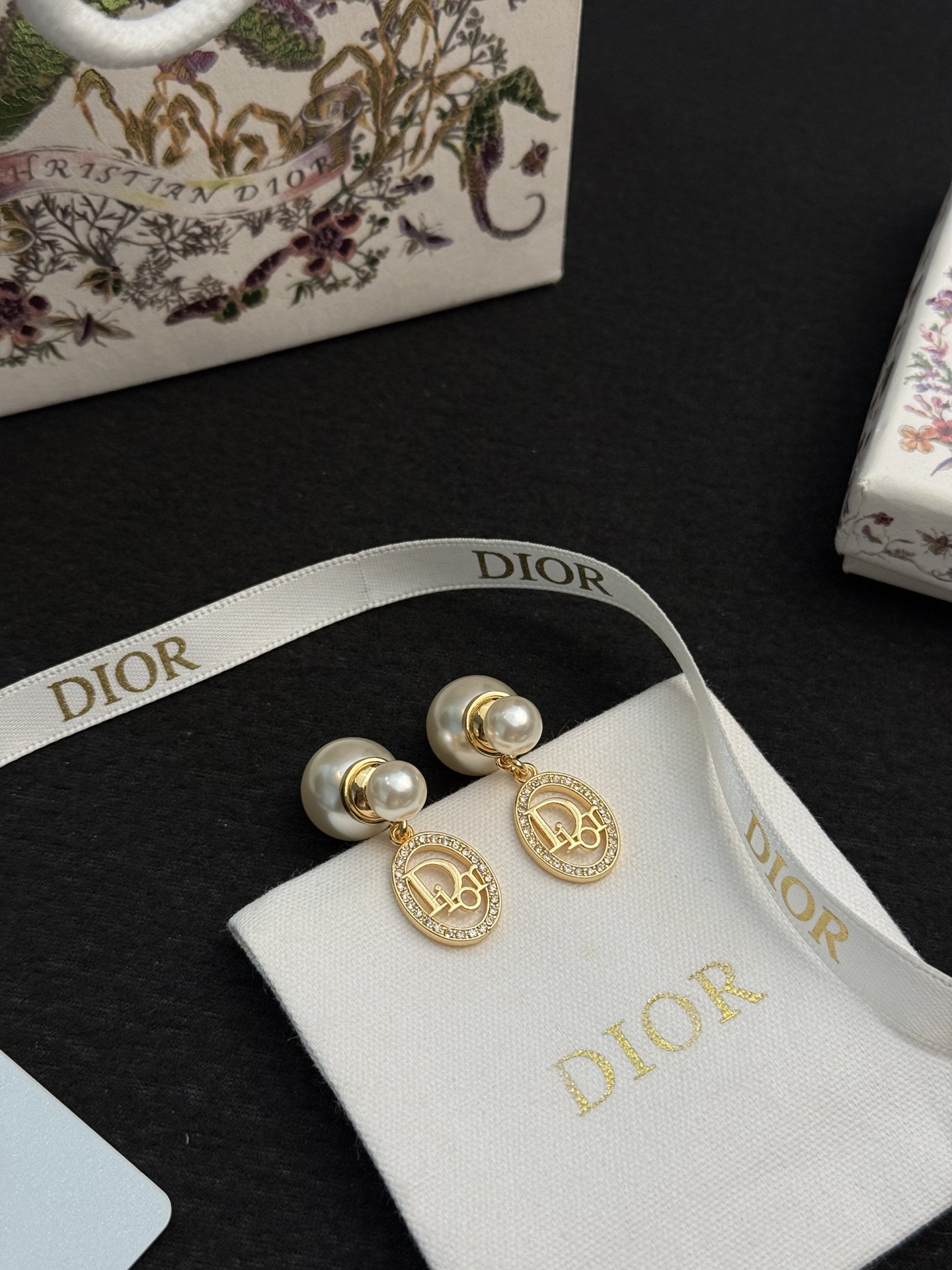 Dior复古珍珠耳钉✨Dior这款复古珍珠耳钉,经典CD字母+椭圆镶钻设计,优雅又时髦!金属镀金+仿珍珠 Dior复古珍珠耳钉✨Dior这款复古珍珠耳钉,经典CD字母+椭圆镶钻设计,优雅又时髦!金属镀金+仿珍珠