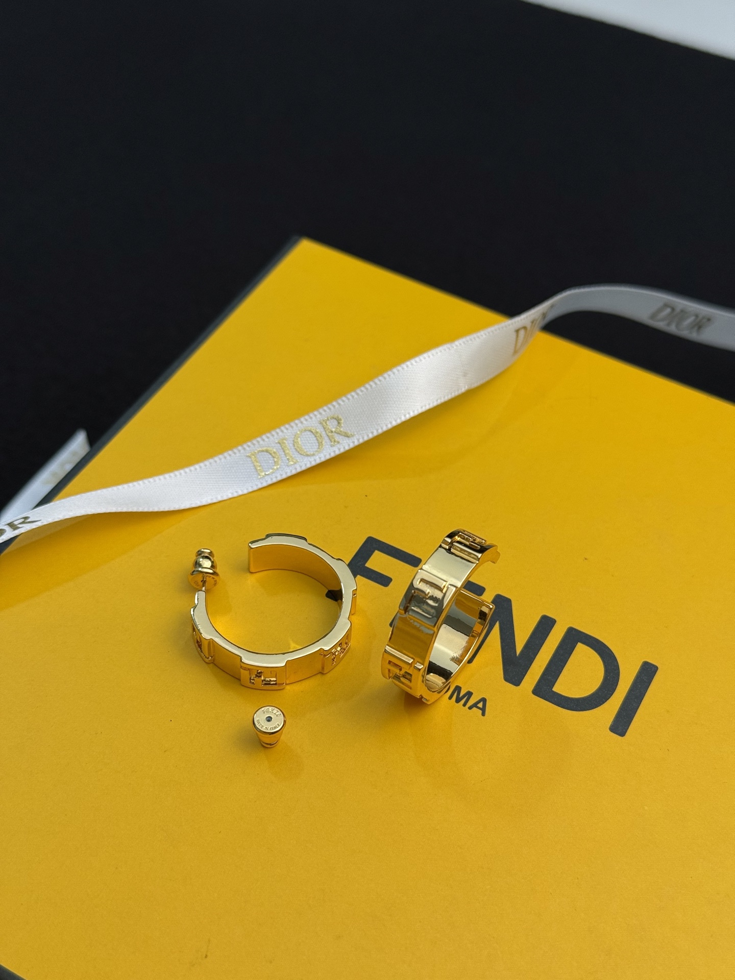 新款 FENDI 芬迪  logo大号耳钉💎 高端定制  爆款新款 简单大方 华丽登场 ，很难见到如此熟