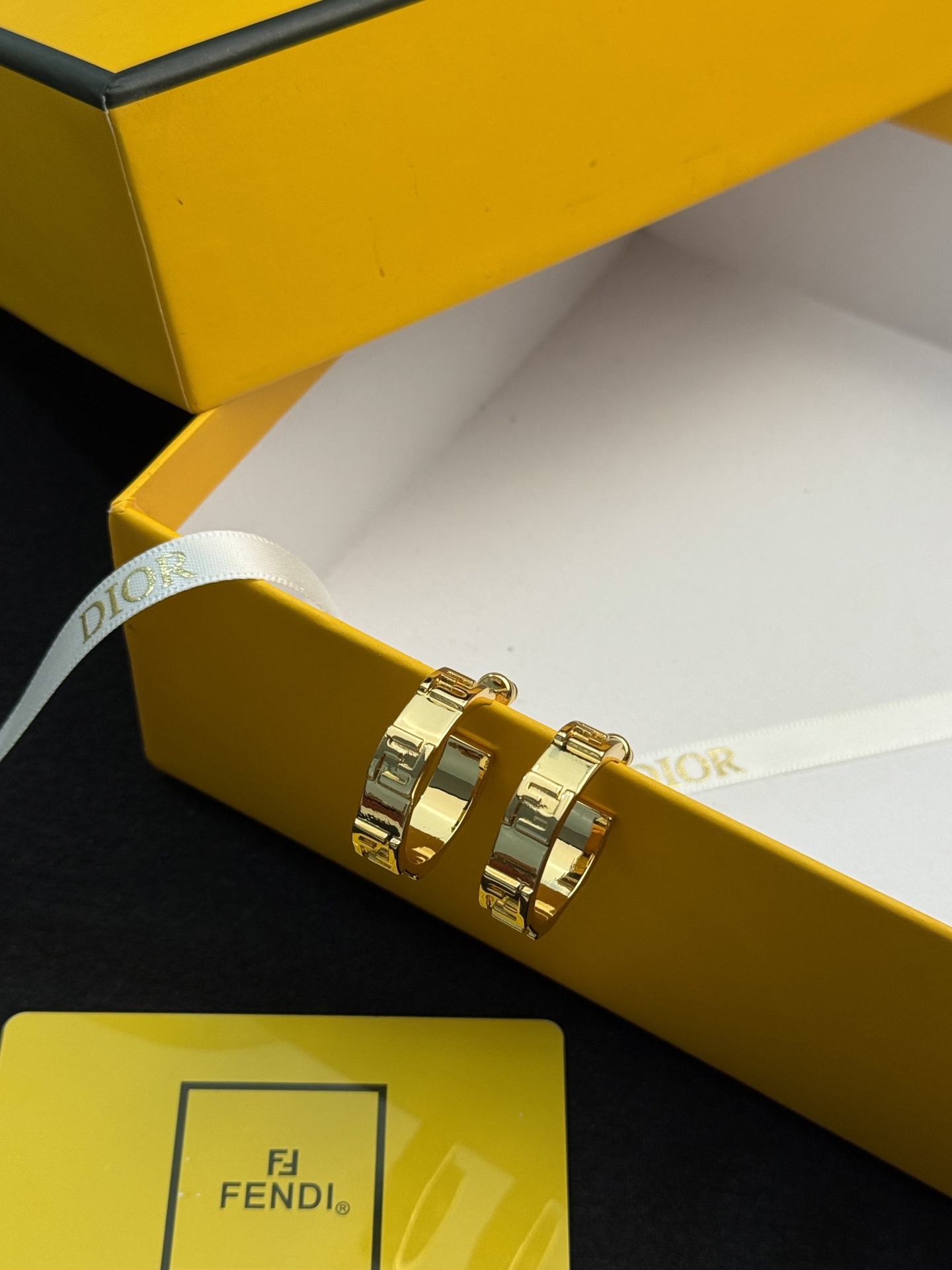 新款 FENDI 芬迪  logo大号耳钉💎 高端定制  爆款新款 简单大方 华丽登场 ，很难见到如此熟
