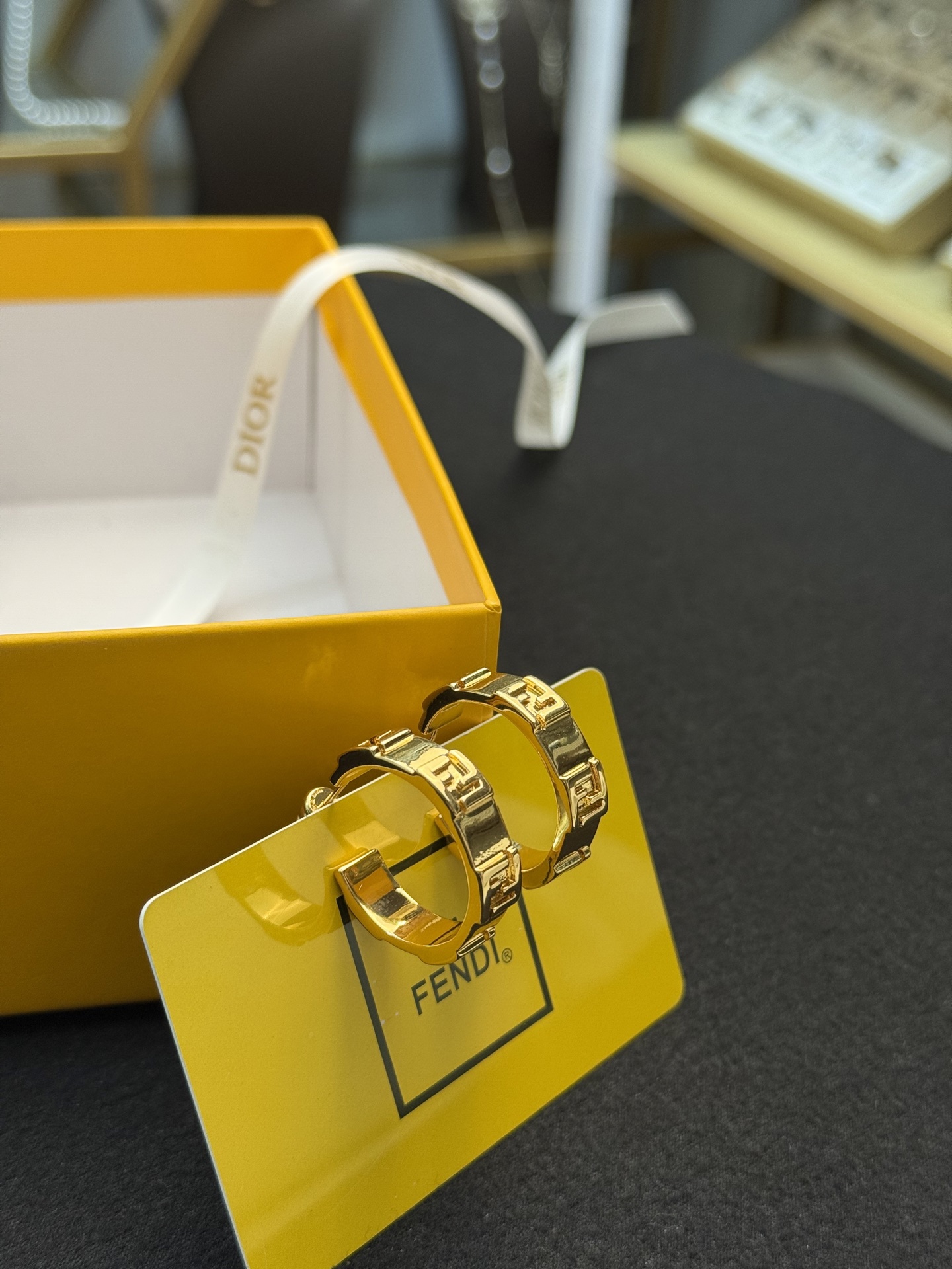 新款 FENDI 芬迪  logo大号耳钉💎 高端定制  爆款新款 简单大方 华丽登场 ，很难见到如此熟