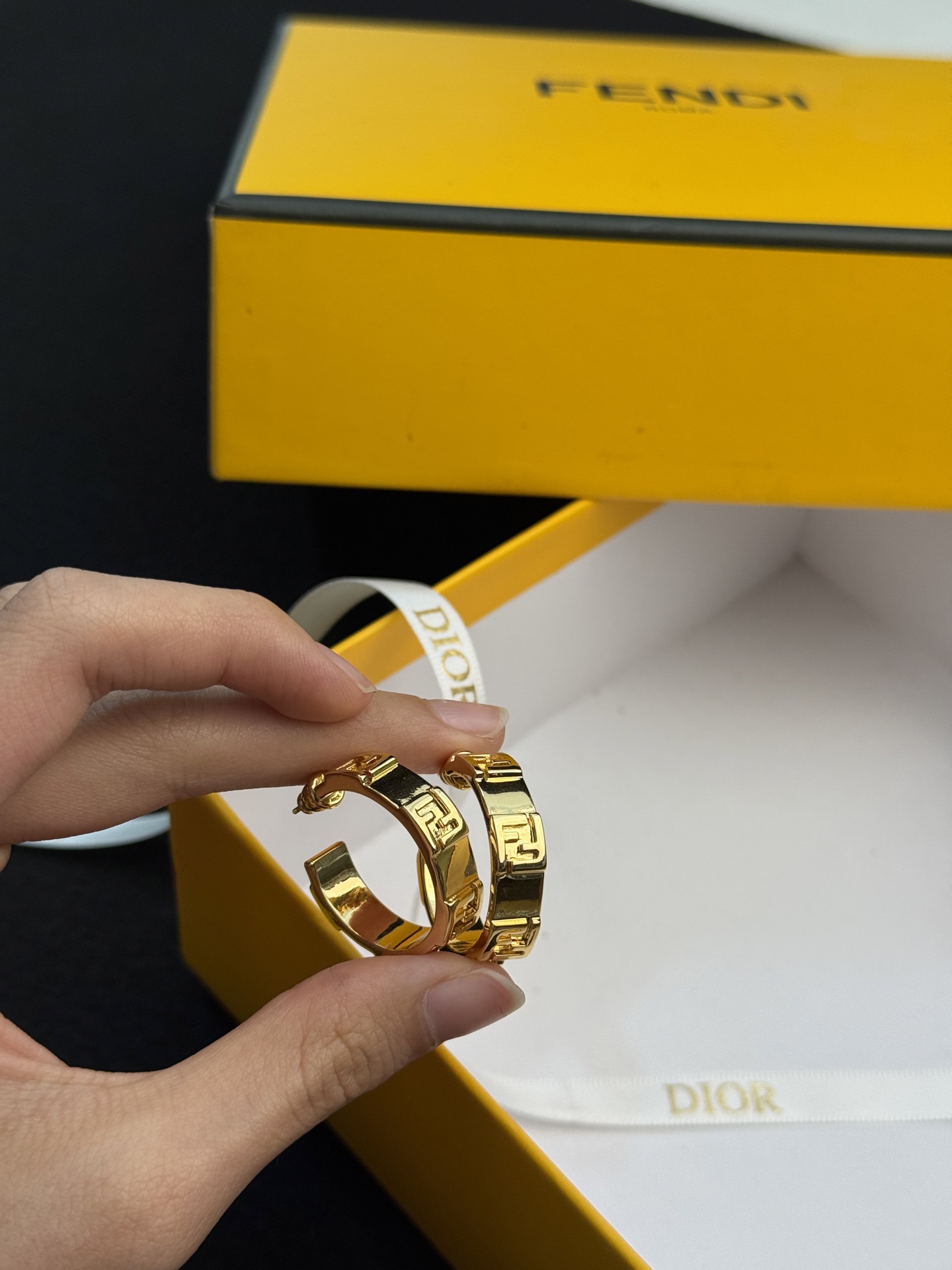 新款 FENDI 芬迪  logo大号耳钉💎 高端定制  爆款新款 简单大方 华丽登场 ，很难见到如此熟