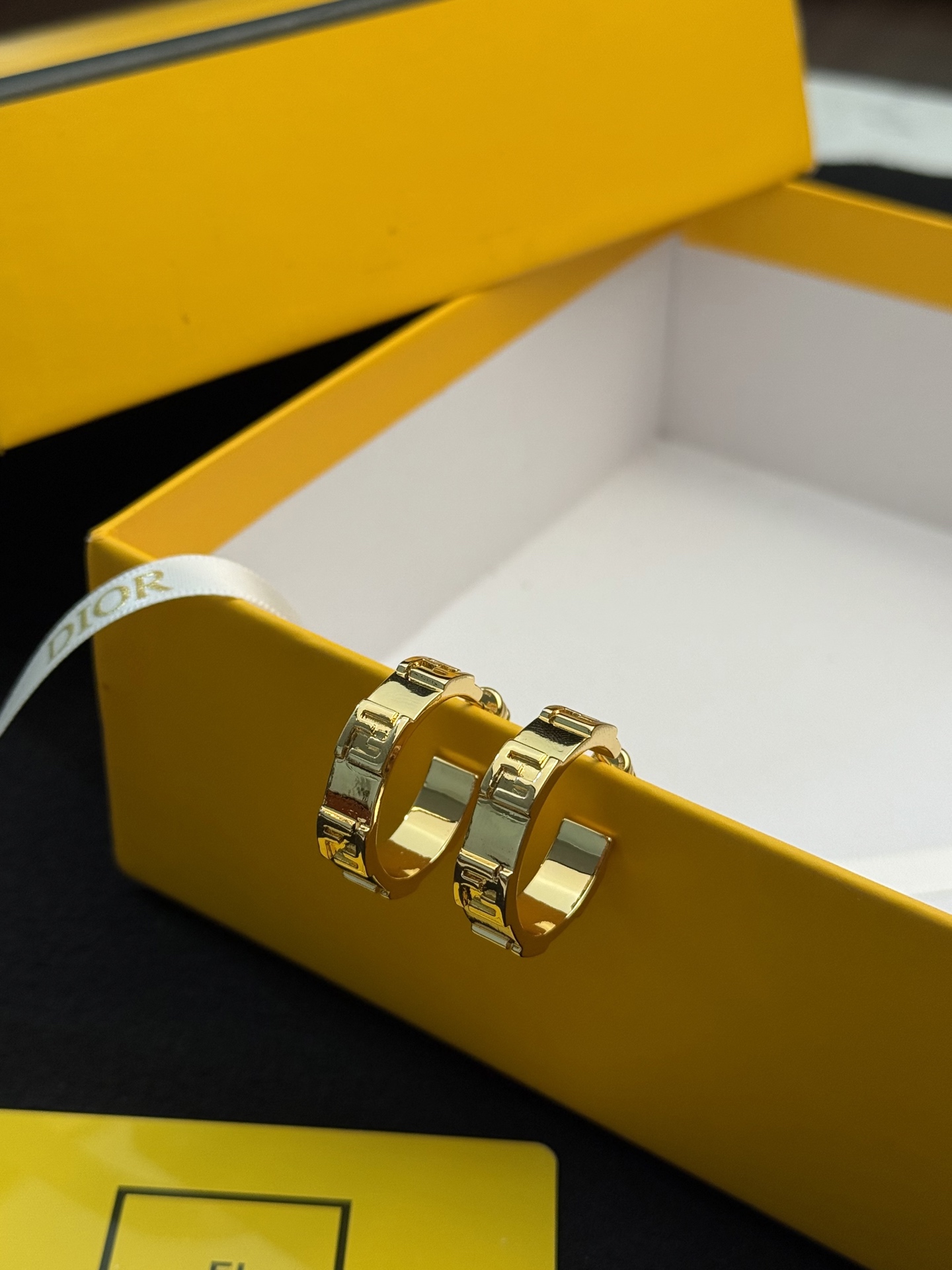 新款 FENDI 芬迪  logo大号耳钉💎 高端定制  爆款新款 简单大方 华丽登场 ，很难见到如此熟