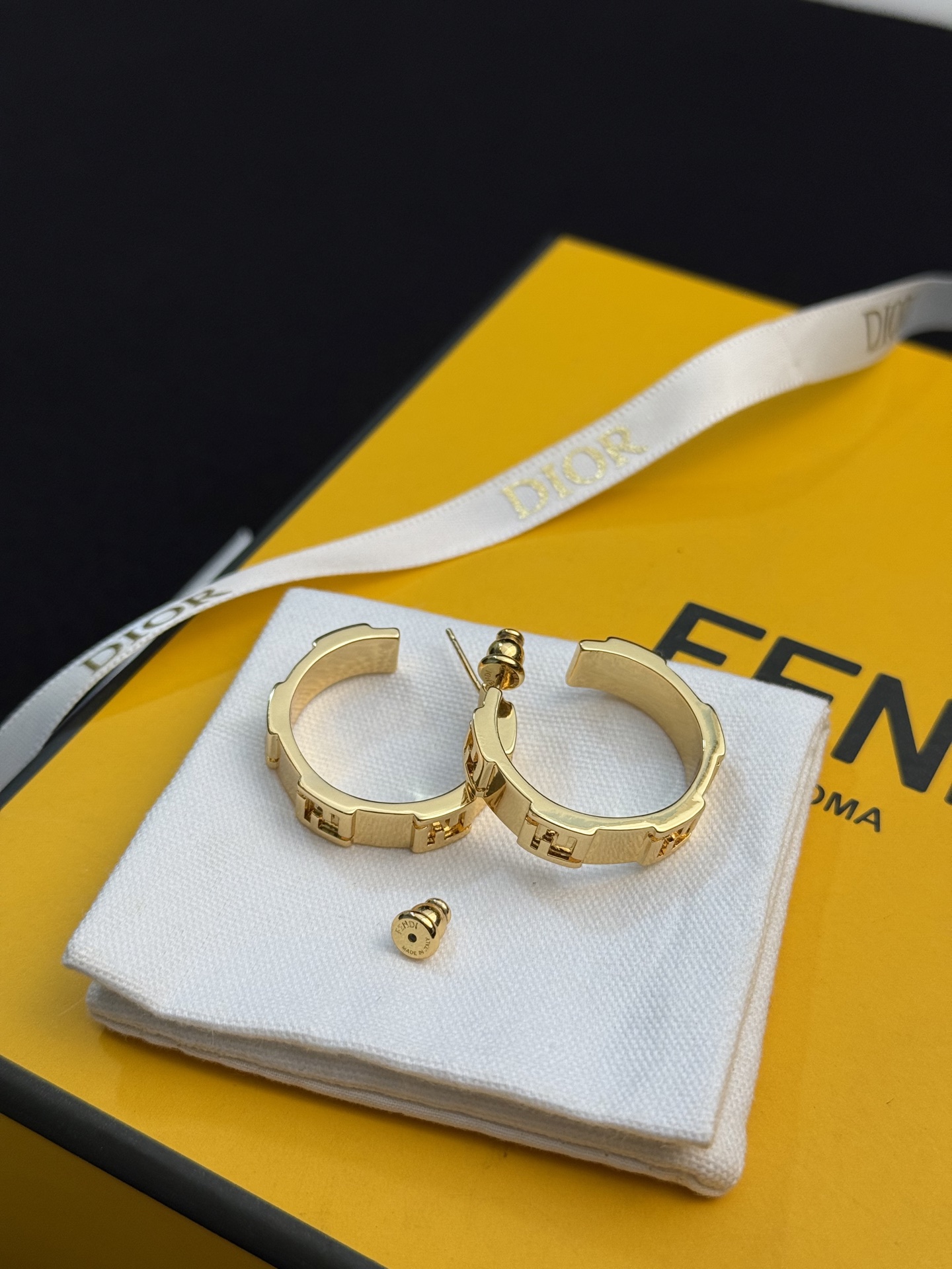 新款 FENDI 芬迪  logo大号耳钉💎 高端定制  爆款新款 简单大方 华丽登场 ，很难见到如此熟