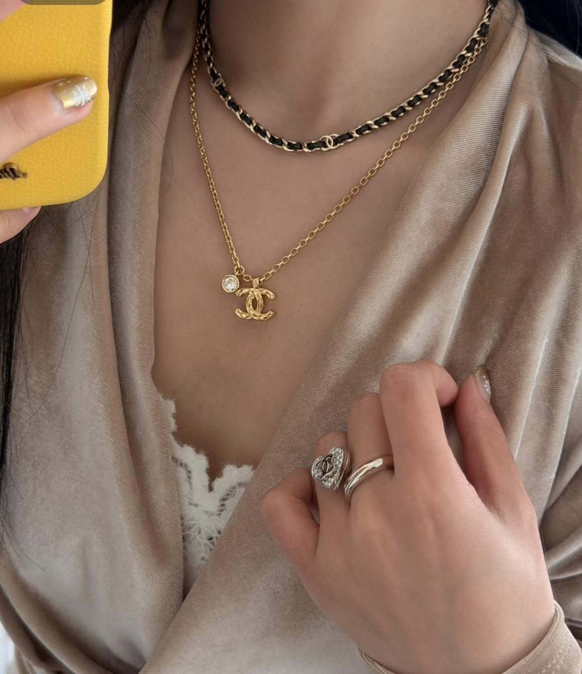 香奈儿新款项链✨香奈儿这款复古穿皮项链,金属材质+做旧工艺,金色色调搭配牛皮超有质感!经典双C标志吊坠, 香奈儿新款项链✨香奈儿这款复古穿皮项链,金属材质+做旧工艺,金色色调搭配牛皮超有质感!经典双C标志吊坠,