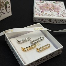 Dior字母满钻耳钉✨Dior字母满钻耳钉,金色银色系列,几何长方形设计,满钻镶嵌+ Dior字母满钻耳钉✨Dior字母满钻耳钉,金色银色系列,几何长方形设计,满钻镶嵌+