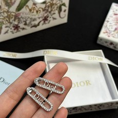 Dior字母满钻耳钉✨Dior字母满钻耳钉,金色银色系列,几何长方形设计,满钻镶嵌+ Dior字母满钻耳钉✨Dior字母满钻耳钉,金色银色系列,几何长方形设计,满钻镶嵌+