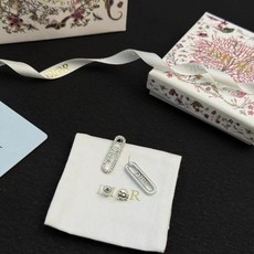 Dior字母满钻耳钉✨Dior字母满钻耳钉,金色银色系列,几何长方形设计,满钻镶嵌+ Dior字母满钻耳钉✨Dior字母满钻耳钉,金色银色系列,几何长方形设计,满钻镶嵌+