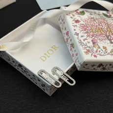 Dior字母满钻耳钉✨Dior字母满钻耳钉,金色银色系列,几何长方形设计,满钻镶嵌+ Dior字母满钻耳钉✨Dior字母满钻耳钉,金色银色系列,几何长方形设计,满钻镶嵌+