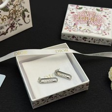 Dior字母满钻耳钉✨Dior字母满钻耳钉,金色银色系列,几何长方形设计,满钻镶嵌+ Dior字母满钻耳钉✨Dior字母满钻耳钉,金色银色系列,几何长方形设计,满钻镶嵌+