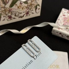 Dior字母满钻耳钉✨Dior字母满钻耳钉,金色银色系列,几何长方形设计,满钻镶嵌+ Dior字母满钻耳钉✨Dior字母满钻耳钉,金色银色系列,几何长方形设计,满钻镶嵌+