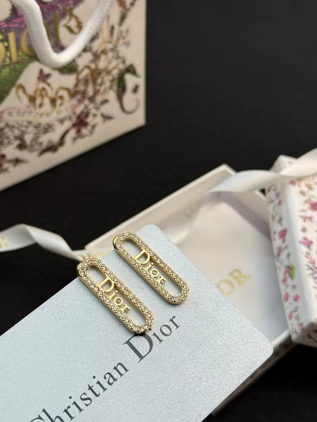 Dior字母满钻耳钉✨Dior字母满钻耳钉，金色银色系列，几何长方形设计，满钻镶嵌+