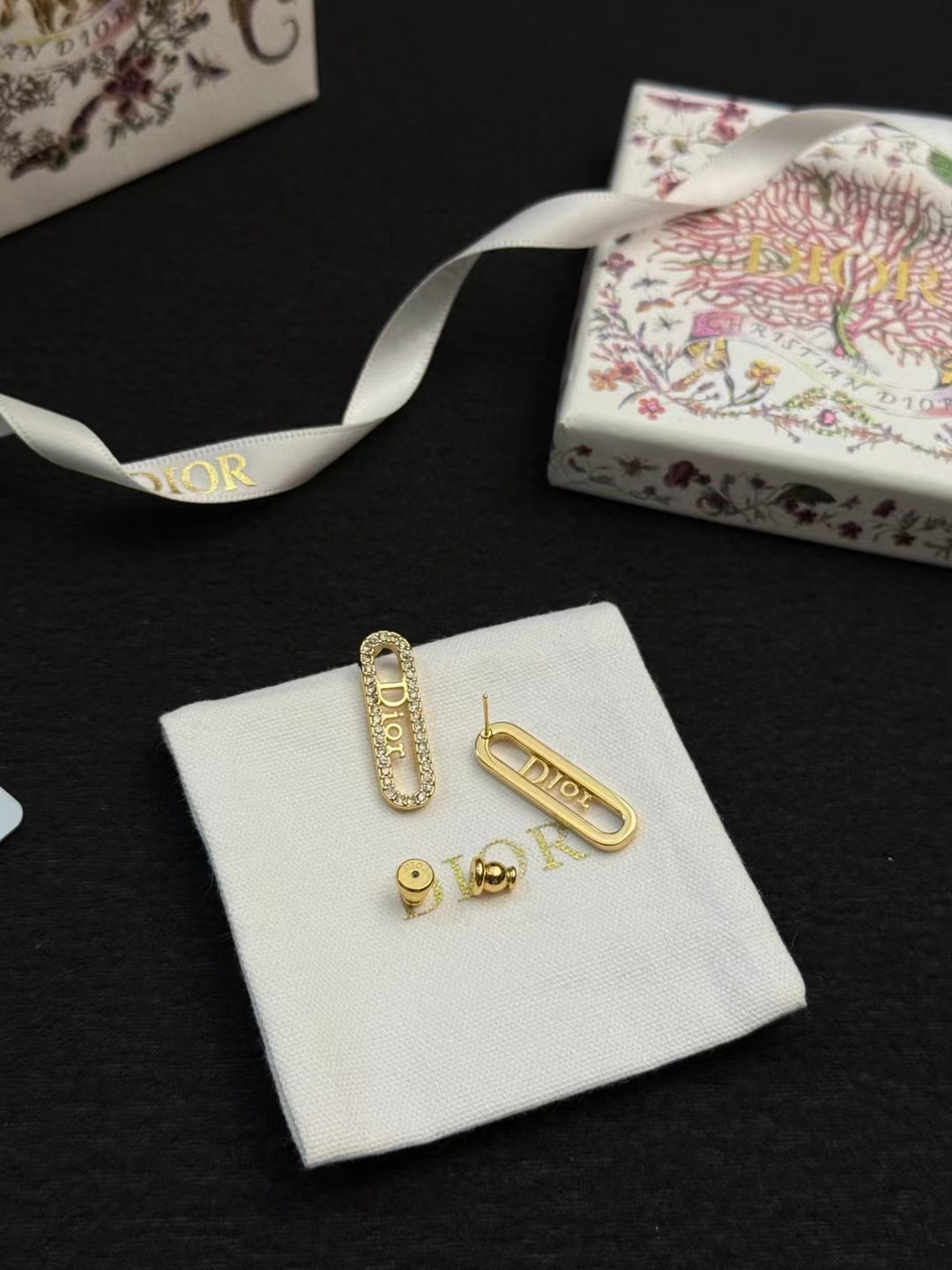 Dior字母满钻耳钉✨Dior字母满钻耳钉，金色银色系列，几何长方形设计，满钻镶嵌+
