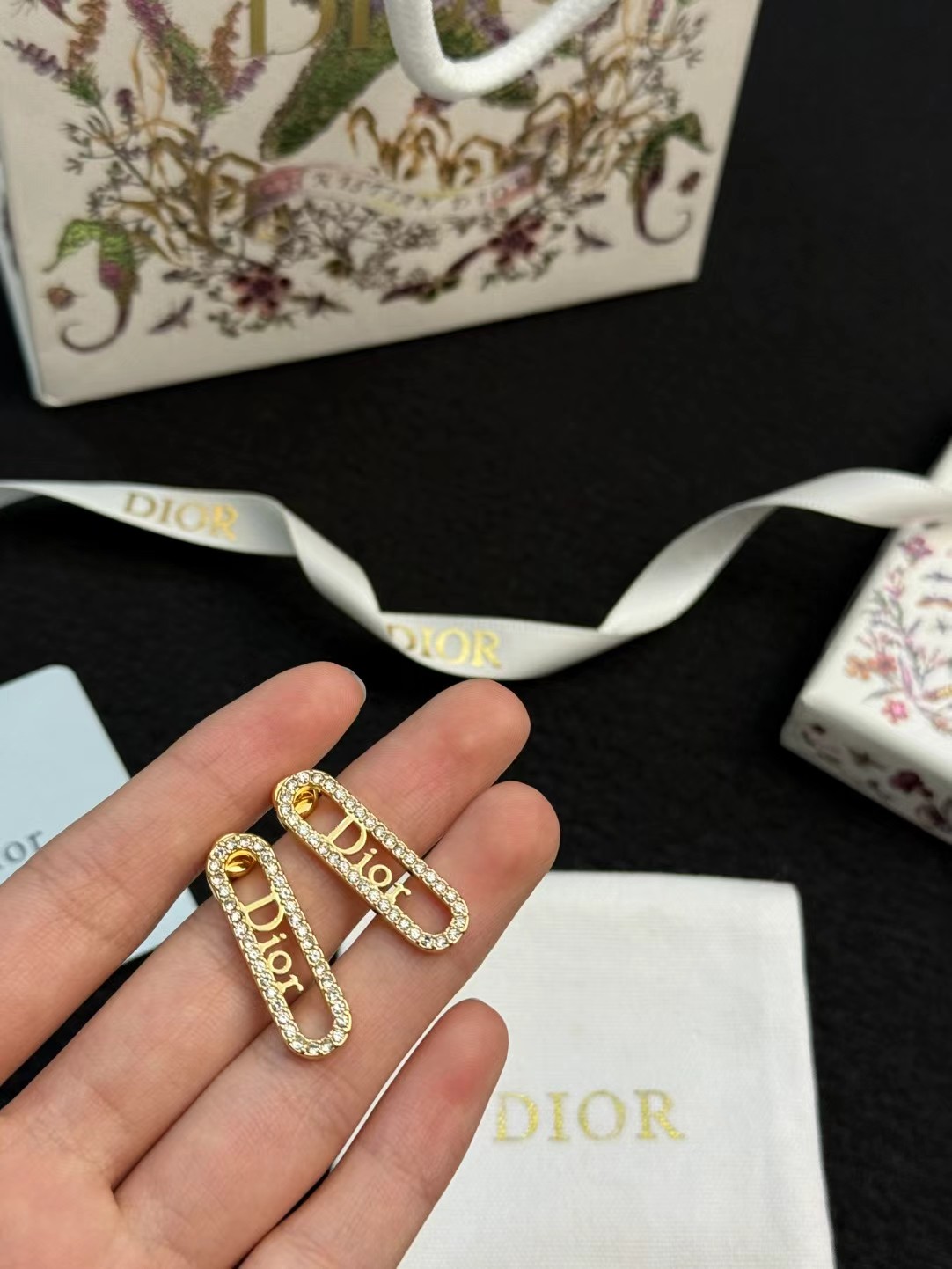 Dior字母满钻耳钉✨Dior字母满钻耳钉，金色银色系列，几何长方形设计，满钻镶嵌+