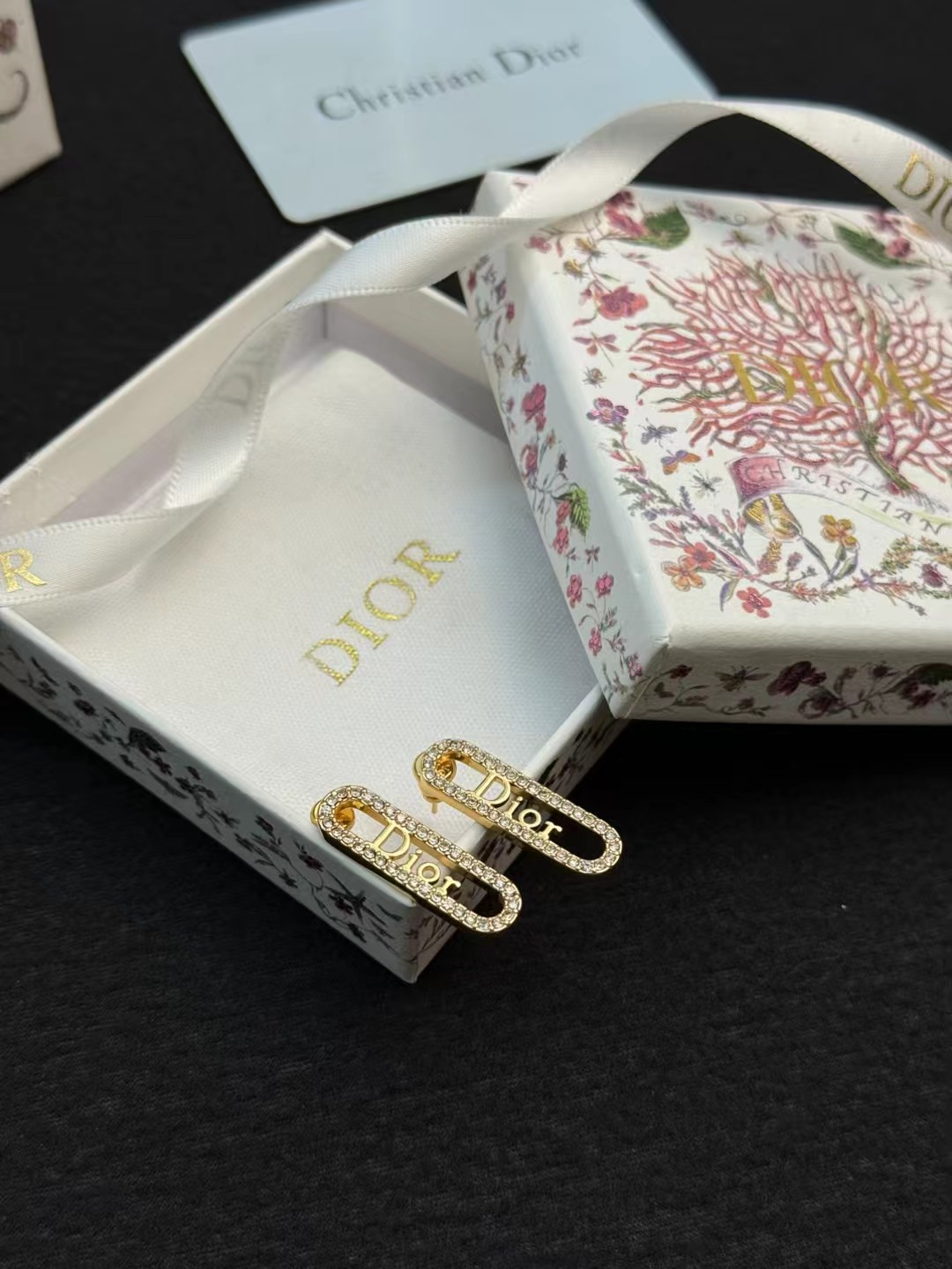 Dior字母满钻耳钉✨Dior字母满钻耳钉，金色银色系列，几何长方形设计，满钻镶嵌+