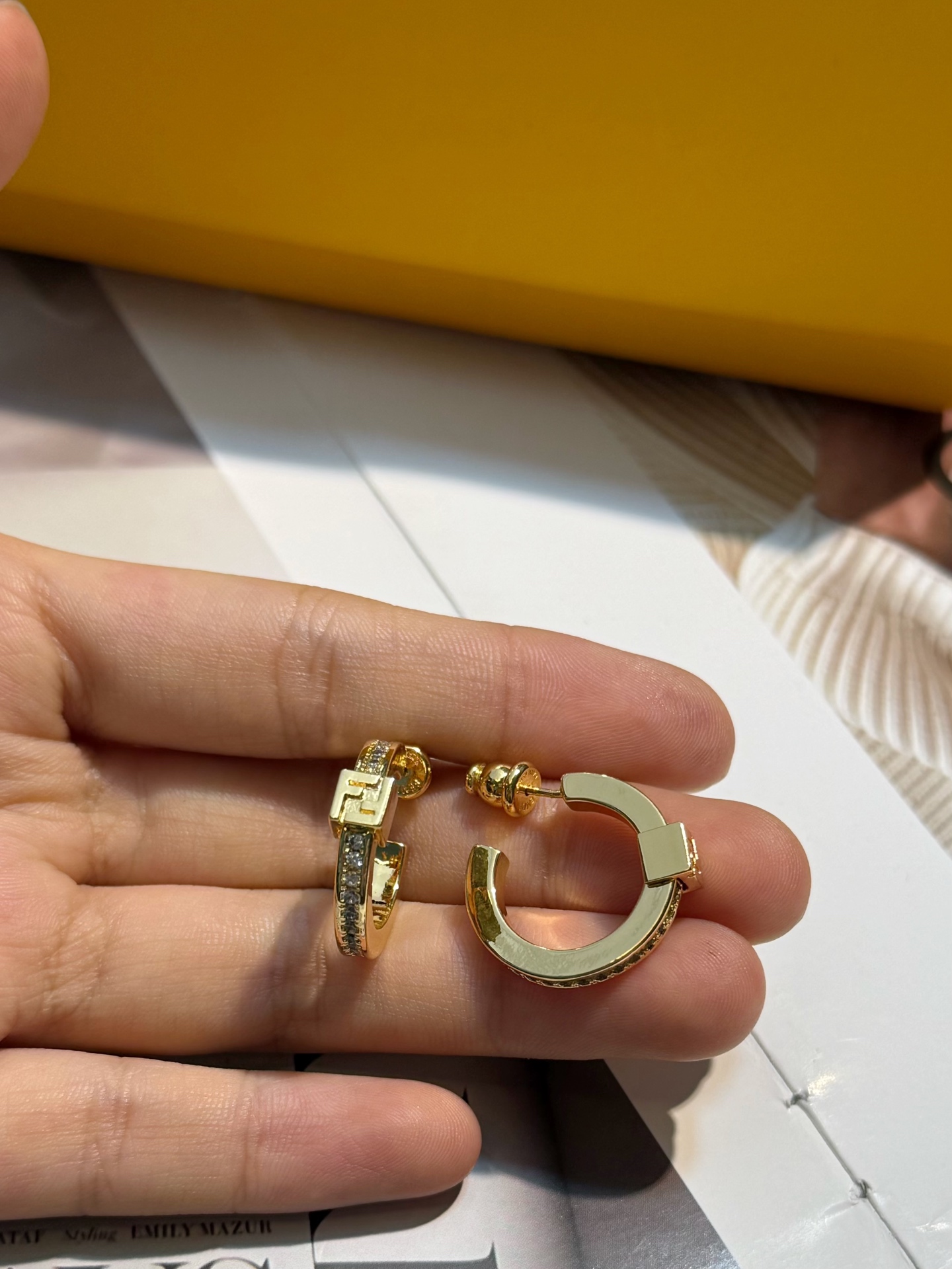 FENDl 芬迪新款耳钉 ✨这款金色镶钻耳环采用金属材质，表面镀金，搭配精致小钻石，闪耀感满分!方形镶钻