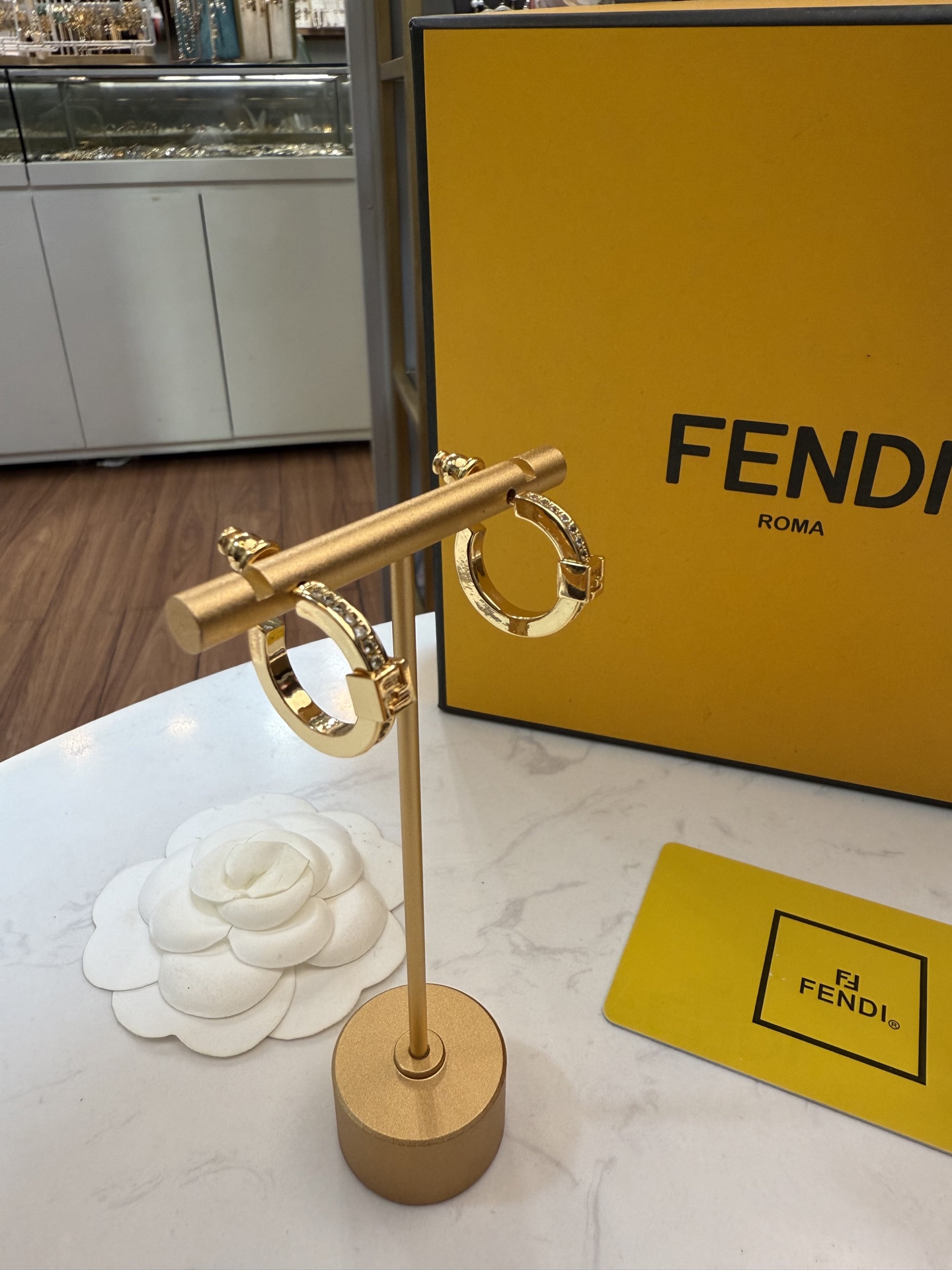 FENDl 芬迪新款耳钉 ✨这款金色镶钻耳环采用金属材质，表面镀金，搭配精致小钻石，闪耀感满分!方形镶钻