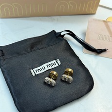 Miu Miu M标耳钉✨Miu Miu M标耳钉,金色金属搭配闪亮水钻,精致又奢华。正面 Miu Miu M标耳钉✨Miu Miu M标耳钉,金色金属搭配闪亮水钻,精致又奢华。正面