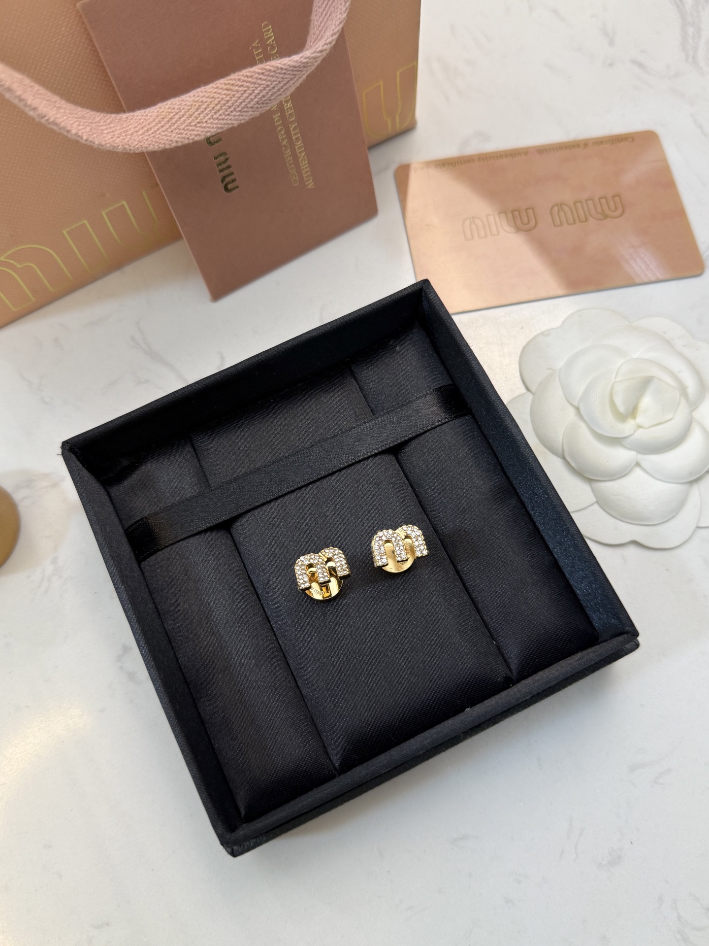 Miu Miu M标耳钉✨Miu Miu M标耳钉,金色金属搭配闪亮水钻,精致又奢华。正面 Miu Miu M标耳钉✨Miu Miu M标耳钉,金色金属搭配闪亮水钻,精致又奢华。正面
