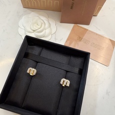 Miu Miu M标耳钉✨Miu Miu M标耳钉,金色金属搭配闪亮水钻,精致又奢华。正面 Miu Miu M标耳钉✨Miu Miu M标耳钉,金色金属搭配闪亮水钻,精致又奢华。正面