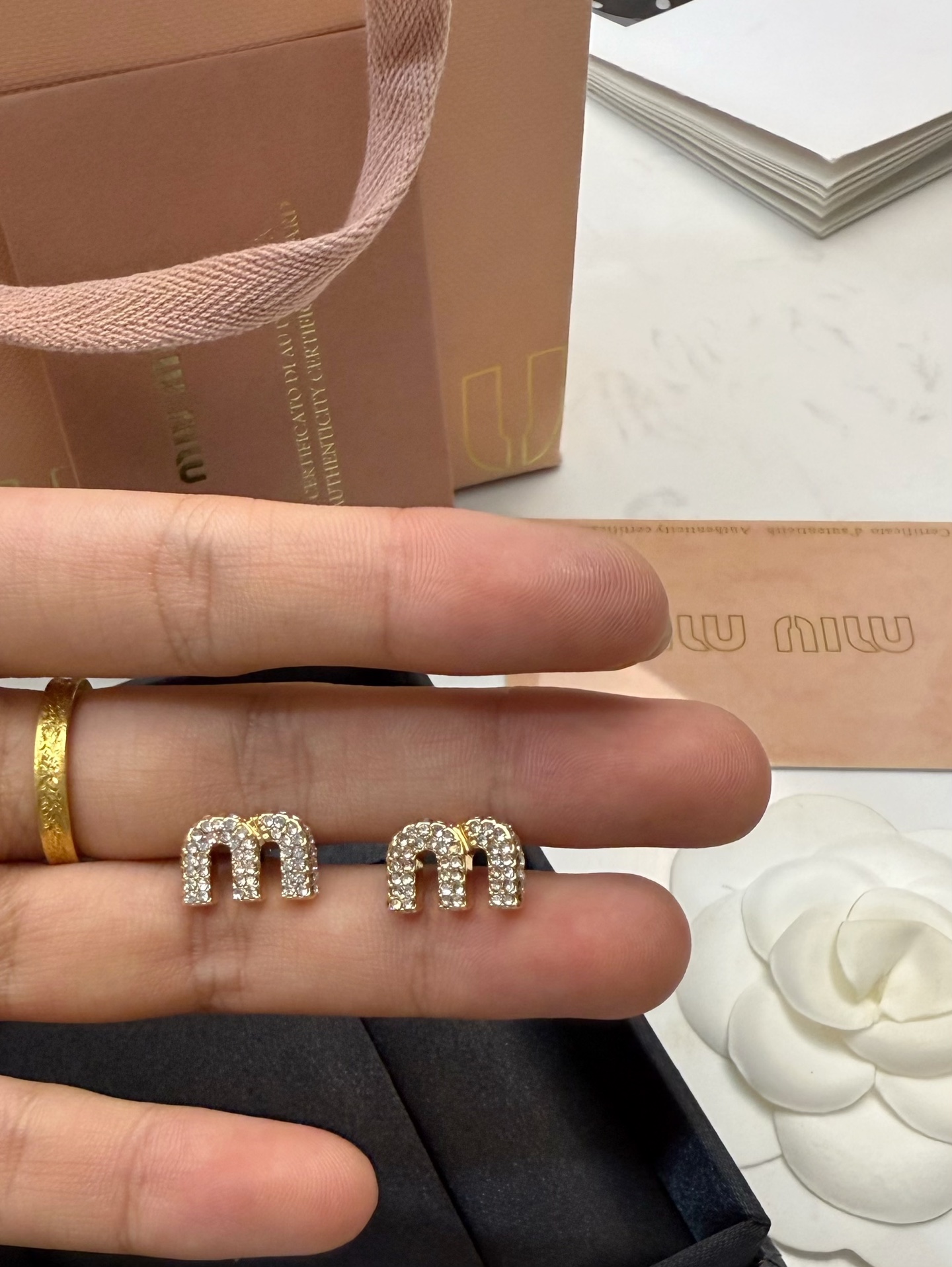 Miu Miu M标耳钉✨Miu Miu M标耳钉,金色金属搭配闪亮水钻,精致又奢华。正面 Miu Miu M标耳钉✨Miu Miu M标耳钉,金色金属搭配闪亮水钻,精致又奢华。正面