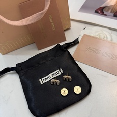 Miu Miu M标耳钉✨Miu Miu M标耳钉,金色金属搭配闪亮水钻,精致又奢华。正面 Miu Miu M标耳钉✨Miu Miu M标耳钉,金色金属搭配闪亮水钻,精致又奢华。正面