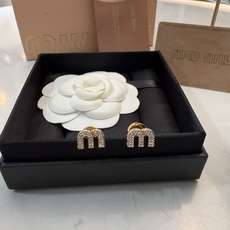 Miu Miu M标耳钉✨Miu Miu M标耳钉,金色金属搭配闪亮水钻,精致又奢华。正面 Miu Miu M标耳钉✨Miu Miu M标耳钉,金色金属搭配闪亮水钻,精致又奢华。正面