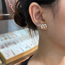 Miu Miu M标耳钉✨Miu Miu M标耳钉,金色金属搭配闪亮水钻,精致又奢华。正面 Miu Miu M标耳钉✨Miu Miu M标耳钉,金色金属搭配闪亮水钻,精致又奢华。正面
