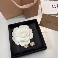 Miu Miu M标耳钉✨Miu Miu M标耳钉,金色金属搭配闪亮水钻,精致又奢华。正面 Miu Miu M标耳钉✨Miu Miu M标耳钉,金色金属搭配闪亮水钻,精致又奢华。正面