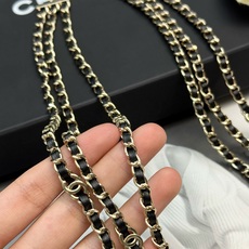 香奈儿双C链条叠戴三层项链✨香奈儿经典双C链条叠戴项链,金属镀金材质,链条上点缀双C标志,品牌辨识度超高 香奈儿双C链条叠戴三层项链✨香奈儿经典双C链条叠戴项链,金属镀金材质,链条上点缀双C标志,品牌辨识度超高