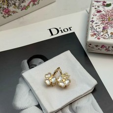 DiorHaPPyHearts花朵新款耳环🌸Dior HaPPy Hearts系列花朵耳环,五瓣心形设计 DiorHaPPyHearts花朵新款耳环🌸Dior HaPPy Hearts系列花朵耳环,五瓣心形设计