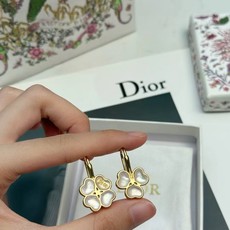 DiorHaPPyHearts花朵新款耳环🌸Dior HaPPy Hearts系列花朵耳环,五瓣心形设计 DiorHaPPyHearts花朵新款耳环🌸Dior HaPPy Hearts系列花朵耳环,五瓣心形设计